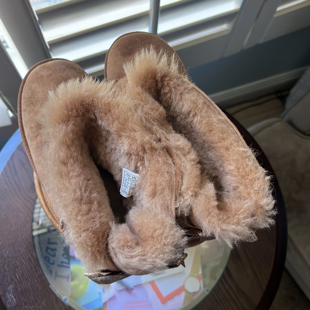 UGG, women’s 5, Glittering Gold UGG bow Boots, Gently preloved EUC - Picture 9 of 11